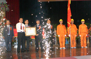 Được uỷ quyền của Chủ tịch nước, đồng chí Nguyễn Văn Quang, Phó Bí thư Thường trực Tỉnh uỷ, Chủ tịch HĐND tỉnh trao Huân chương Lao động hạng nhất cho  Công ty Điện lực Hoà Bình.